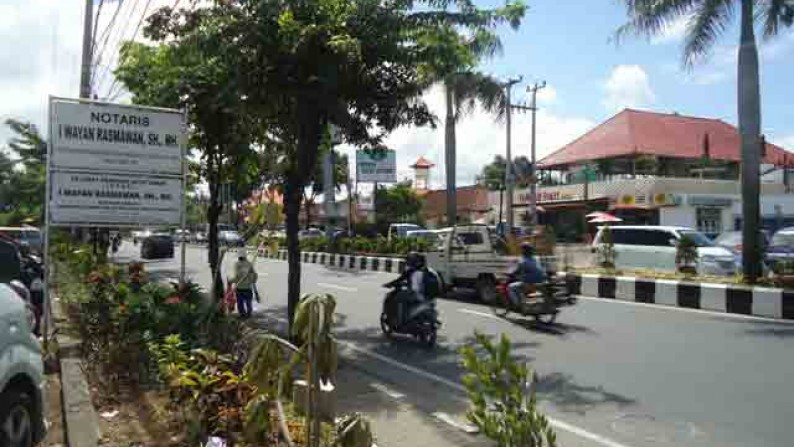 By Main Road Shop At Kuta