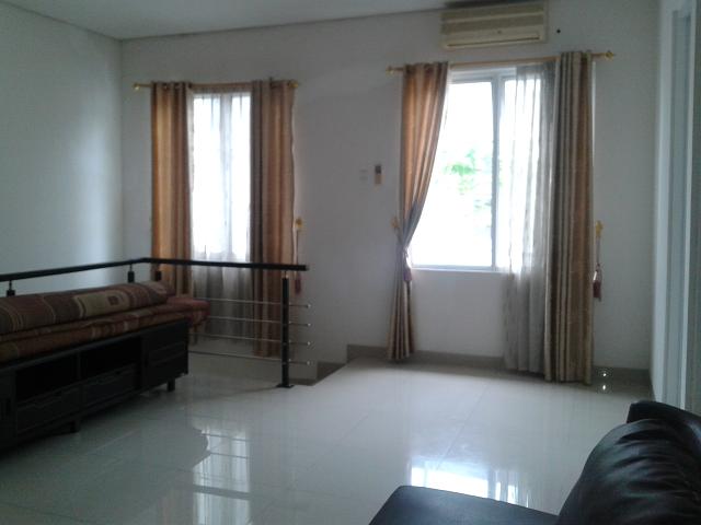 Sewa Rumah Grandwisata, Split Level yang mewah, fully furnished, bagus dan berkelas