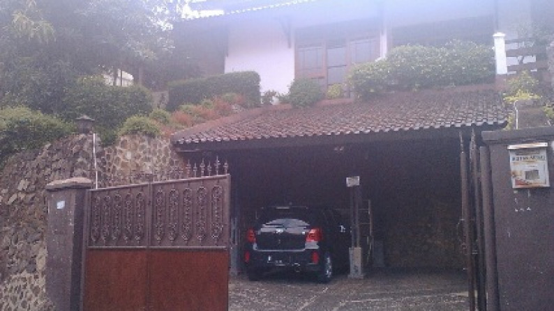 Rumah di bukit bernuansa Villa di Pejaten, Jak Sel