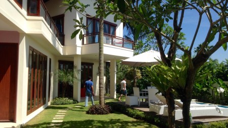 Exclusive Villa 4 Bedrooms in Canggu Fully Furnish Rice Field View