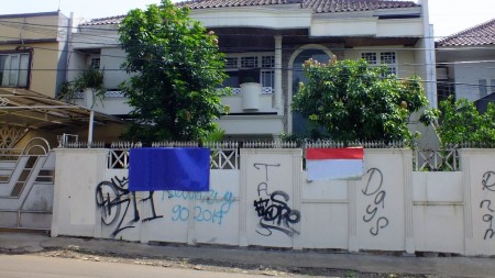 Rumah pinggir jalan,siap huni,lokasi oke di Kesehatan Bintaro Jakarta Selatan