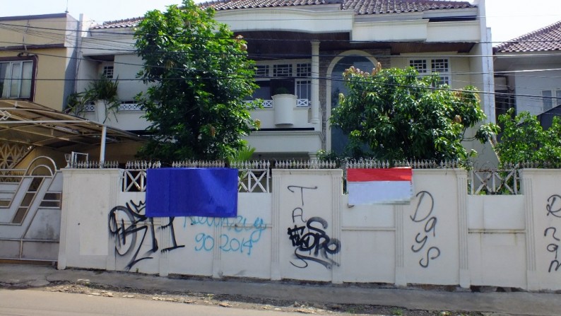 Rumah pinggir jalan,siap huni,lokasi oke di Kesehatan Bintaro Jakarta Selatan