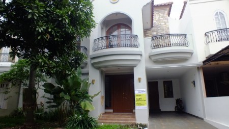 RUMAH SIAP HUNI,DEPAN TAMAN,DI PURI BINTARO