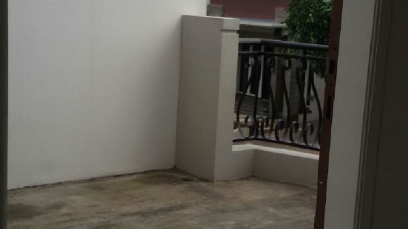 RUMAH SIAP HUNI,DEPAN TAMAN,DI PURI BINTARO