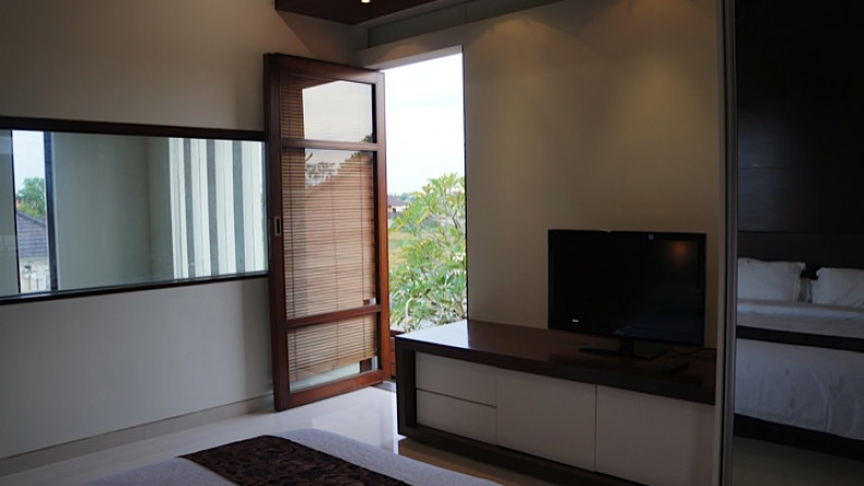 Exclusive Villa For Rent 3 Bedrooms in Sanur Fully Furnish Rice Field View