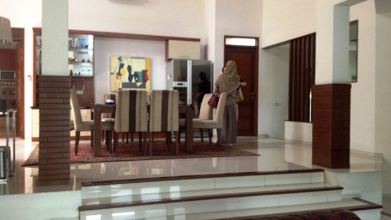 Rumah Bagus,Murah,Full Furnish ,halaman luas di BSD