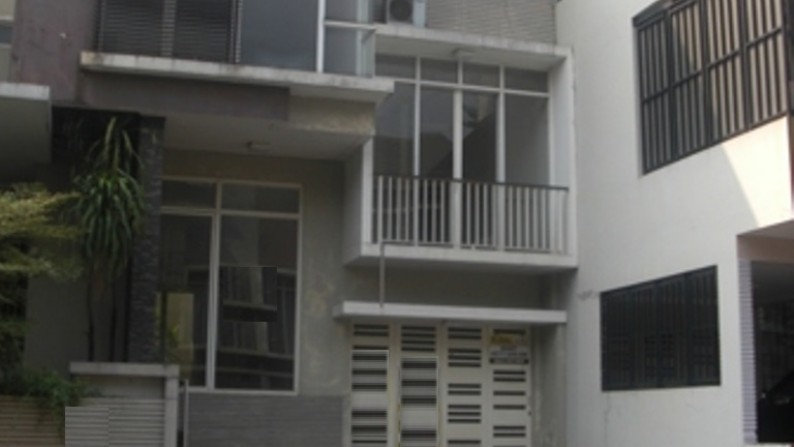 RUMAH BAGUS,DALAM CLUSTER,MINIMALIS DI SEKTOR 7 BINTARO JAYA