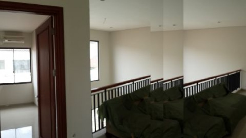 DISEWAKAN RUMAH JINGGA 5/10 ALAM SUTERA