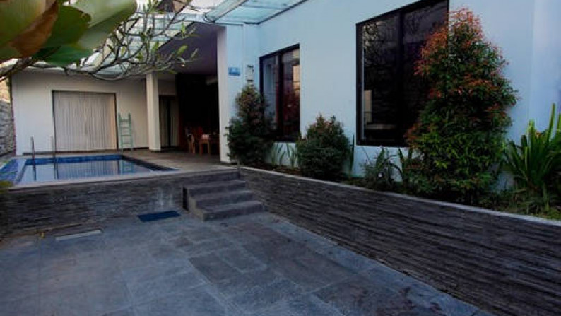 Modern Villa 3 bedrooms Fully Furnish in Seminyak area Great Location