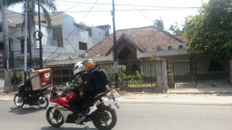 Rumah Strategis Pinggir Jalan di Kebayoran Baru