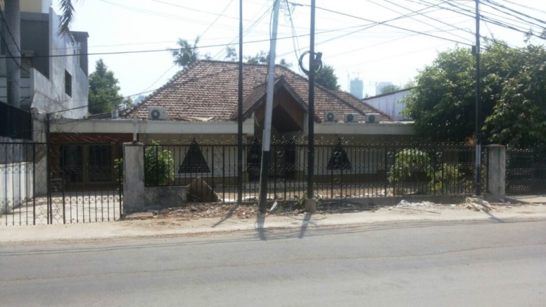 Rumah Strategis Pinggir Jalan di Kebayoran Baru