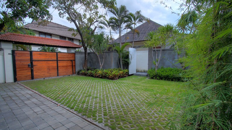 Leasehold 32 Years Ultimate Villa 2 Bedrooms in Seminyak Busy Area