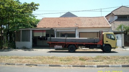 Rumah di Rungkut Asri Timur, pojok cocok buat usaha.