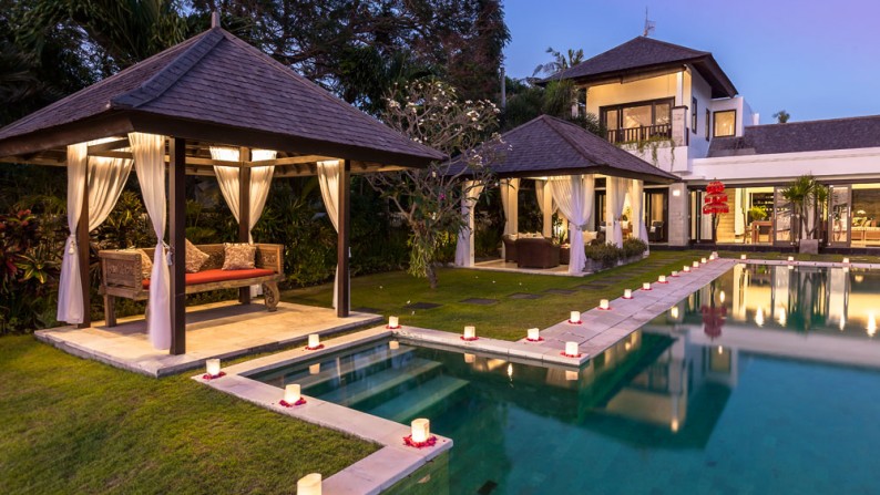 Freehold Absolute White Beachfront Villa 3 Bedrooms Nusa Dua