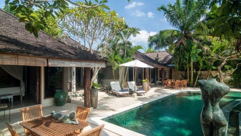 Freehold Charming Balinesse Villa 1000m2 with 3 Bedrooms at Berawa Canggu (HG)