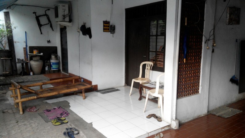 Rumah di Jual dekat Permata Hijau dipinggir jalan raya, tidak banjir akses mudah , strategis.