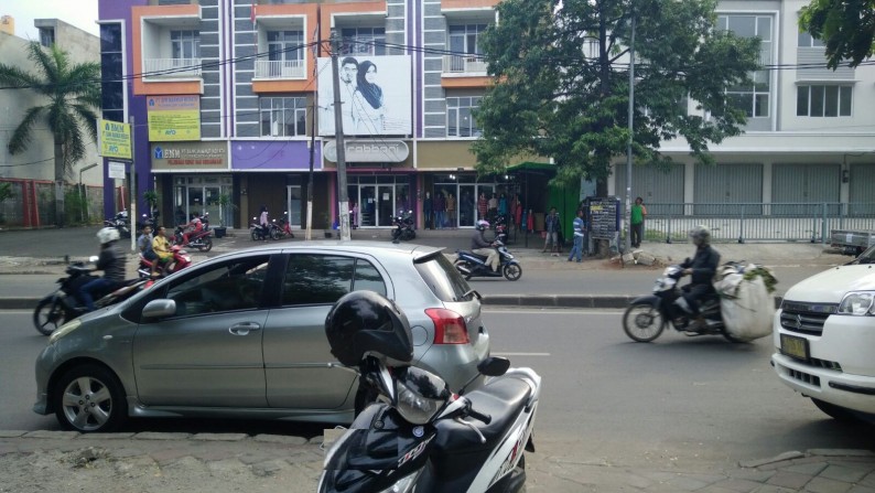 Ruko  Baru, pinggir jalan di Ciledug Tangerang