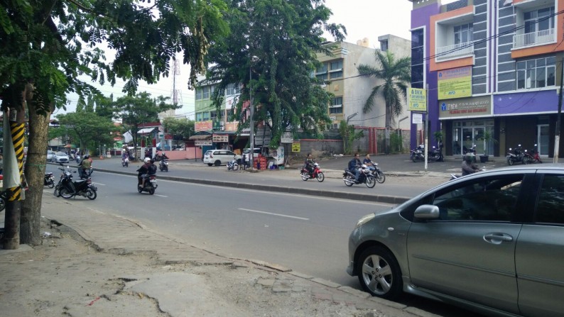 Ruko  Baru, pinggir jalan di Ciledug Tangerang