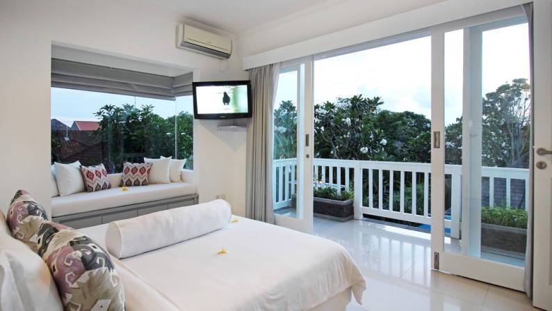 Freehold Beautiful White Villa 3 Beds in Batu Belig, Close to Beach and Restaurants