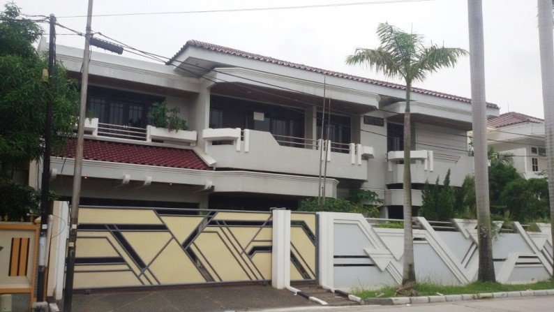 Rumah besar ukuran  600 m2, di jalan besar Green Garden