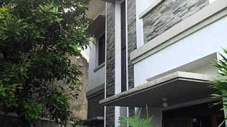 Dijual rumah 2 lantai di lokasi nyaman