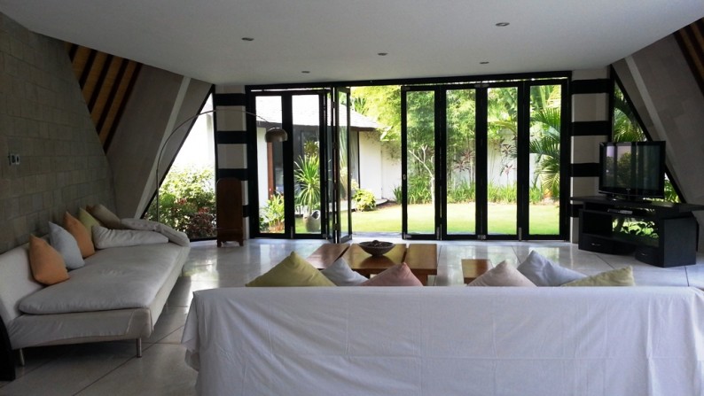 Villa With Unique Design At Padonan Canggu