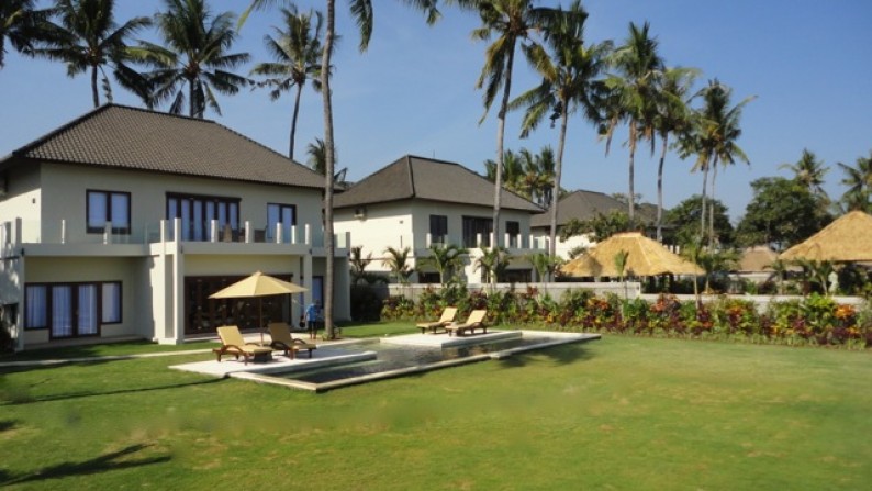 Beautiful 4 Bedroom Beachfront Villa for Sale on 950 sq m of Freehold Land in Singaraja