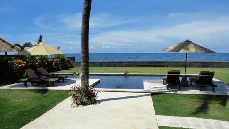 Beautiful 4 Bedroom Beachfront Villa for Sale on 950 sq m of Freehold Land in Singaraja