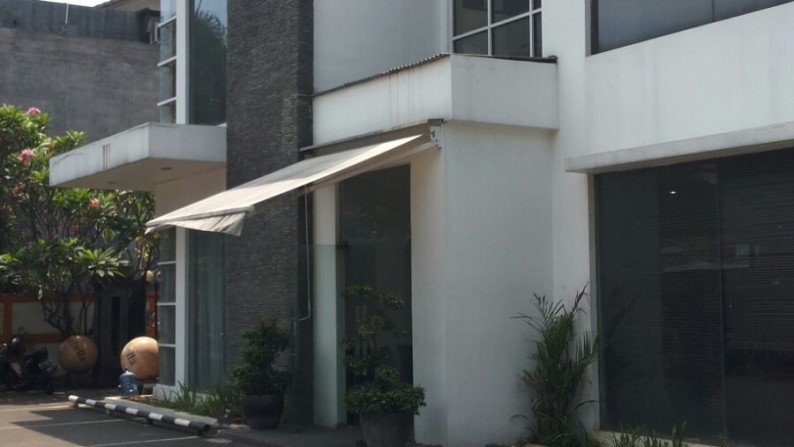 Rumah Bagus,Parkir Luas 8 Mobil di Kemang Jakarta Selatan