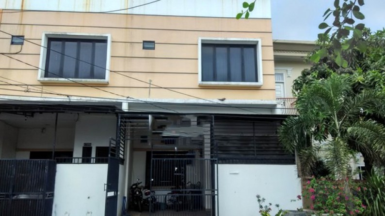 Rumah 3 lantai di Jalan Utama