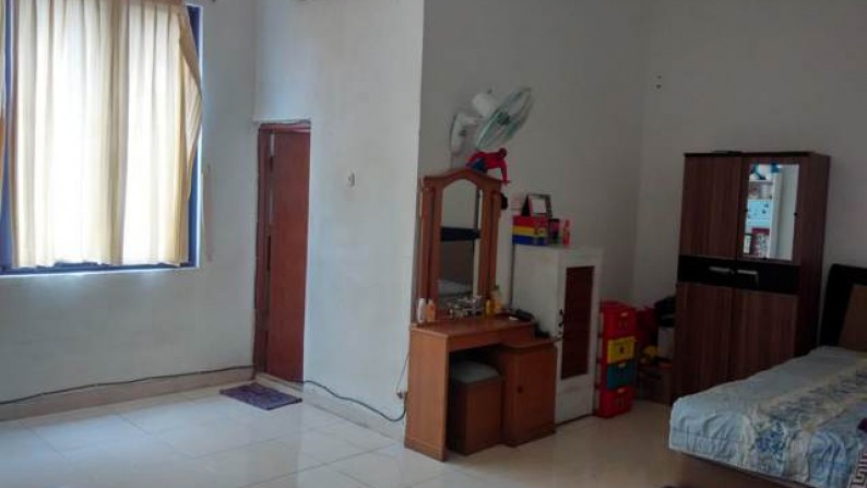 Rumah 3 lantai di Jalan Utama