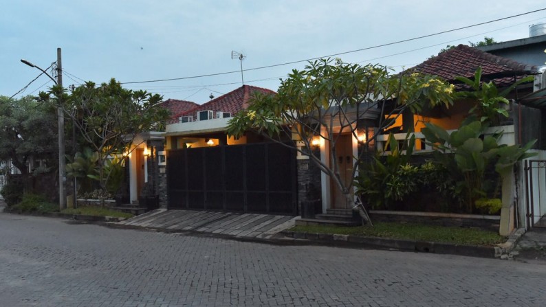 Dijual rumah bagus, rapih terawat, harga bagus, lokasi prima, pinggir jalan besar, Villa Melati Mas, Serpong Tangerang.