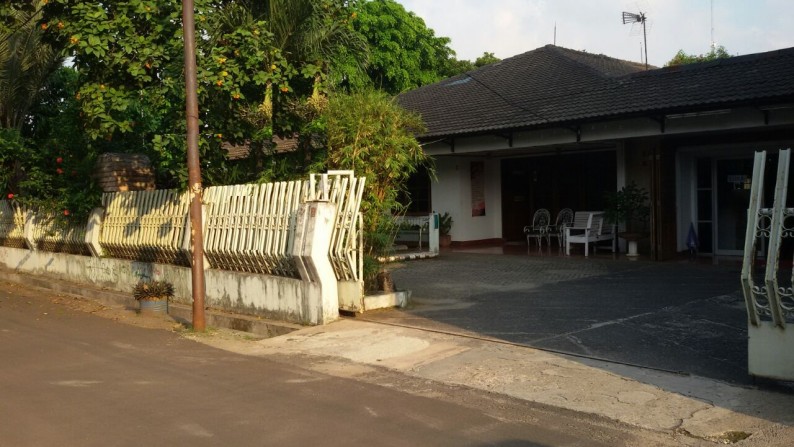 Rumah  Asri,Halaman Luas di Veteran Jakarta Selatan