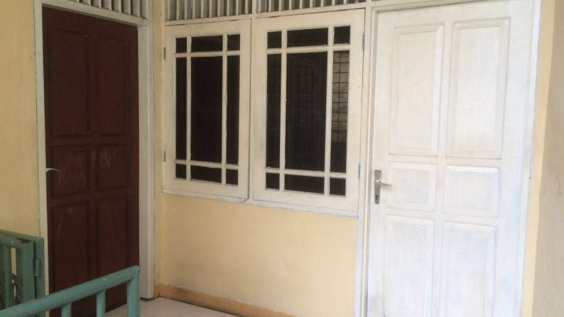 Rumah 1,5 lantai dalam kompleks