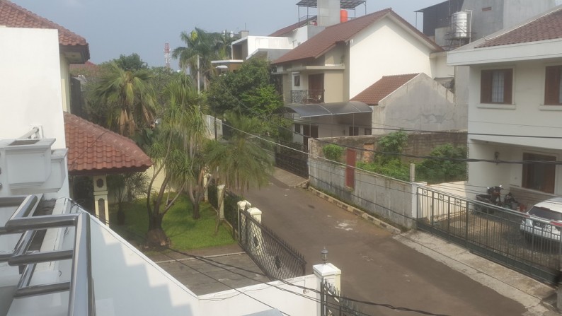 Dijual Cepat Rumah Tinggal Bernuansa Villa di Kemanggisan