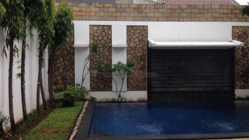 Rumah siap huni + Kolam Renang di Cipete Selatan