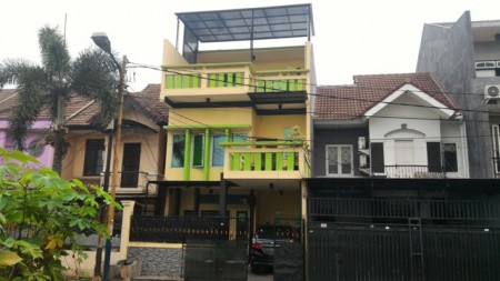 Rumah 3 lantai di Taman Palem Lestari