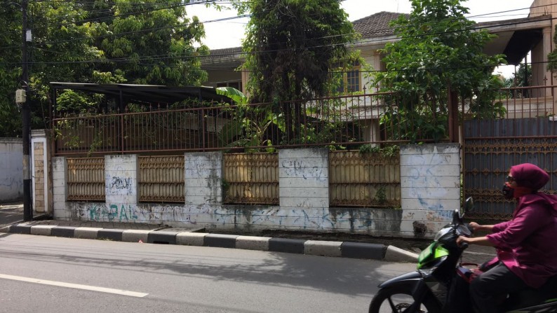 Rumah pinggir jalan di Pesanggrahan Jakarta Selatan