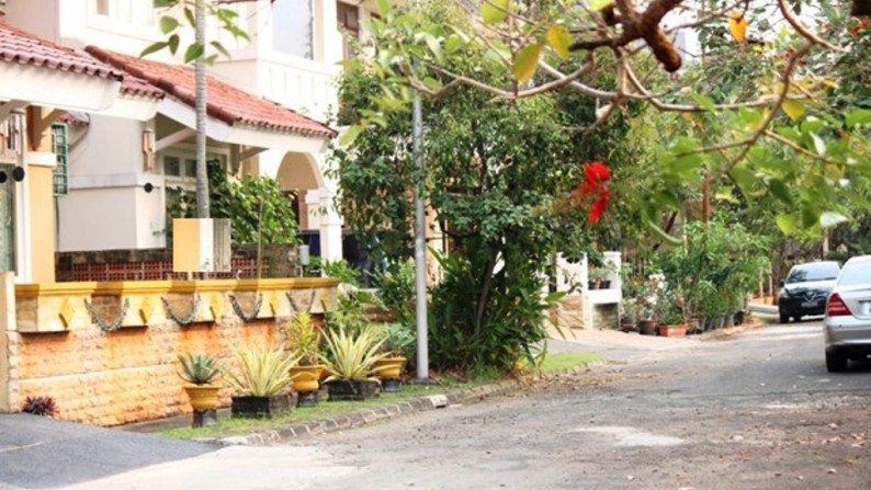 Rumah Bagus Siap Huni di Puri Bintaro Sektor 9 menghadap Taman