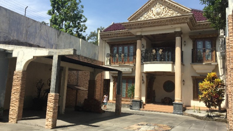 RUMAH MEWAH BERGAYA KLASIK JL. KADIROJO PURWOMARTANI, KALASAN, SLEMAN