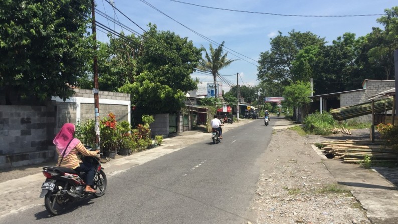 RUMAH MEWAH BERGAYA KLASIK JL. KADIROJO PURWOMARTANI, KALASAN, SLEMAN