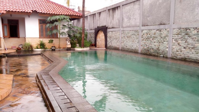 Rumah Ada Kolam Renang,siap huni di Bumi Bintaro Permai Jakarta Selatan