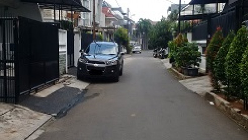 Dijual rumah 2,5 lantai di Sunrise - Jakbar