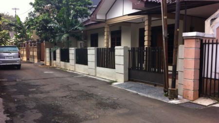 Rumah Lama Terawat Lokasi Strategis Dalam Kompleks