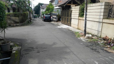 Rumah Lama Terawat Dimensi 15 x 12 meter