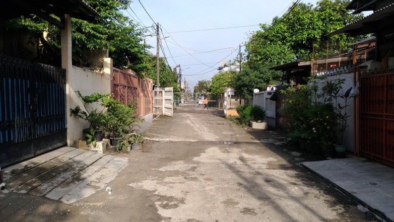 Rumah  Tua Di Komplek Taman Kota, Daan Mogot