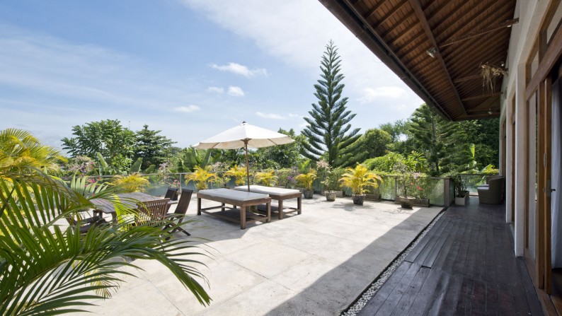 Modern Villa with Large Pool at Kerobokan