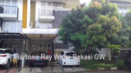 Dijual rumah Split Level, rumah harga bagus depan taman.