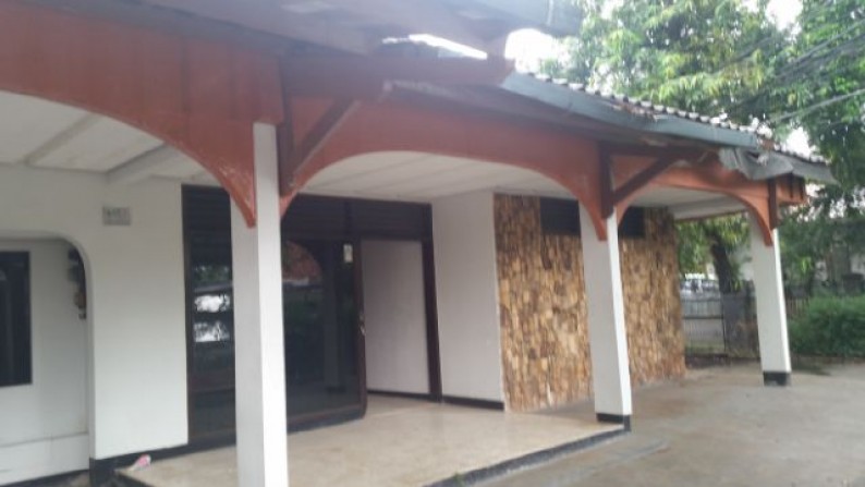 DISEWAKAN RUMAH COCOK UNTUK KANTOR JL.BENDUNGAN JATILUHUR -PEJOMPONGAN ( 100 M ke gatot subroto)