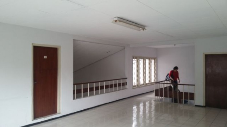 DISEWAKAN RUMAH COCOK UNTUK KANTOR JL.BENDUNGAN JATILUHUR -PEJOMPONGAN ( 100 M ke gatot subroto)